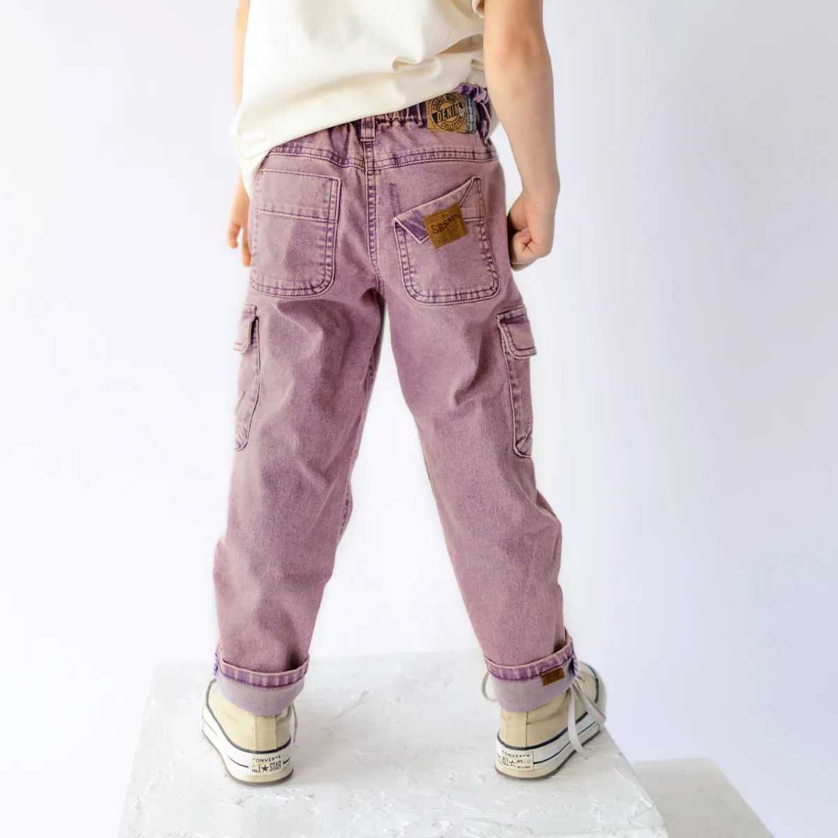 Pantalon mauve coupe ample en denim extensible, enfant || Purple wide fit stretch denim pants, child